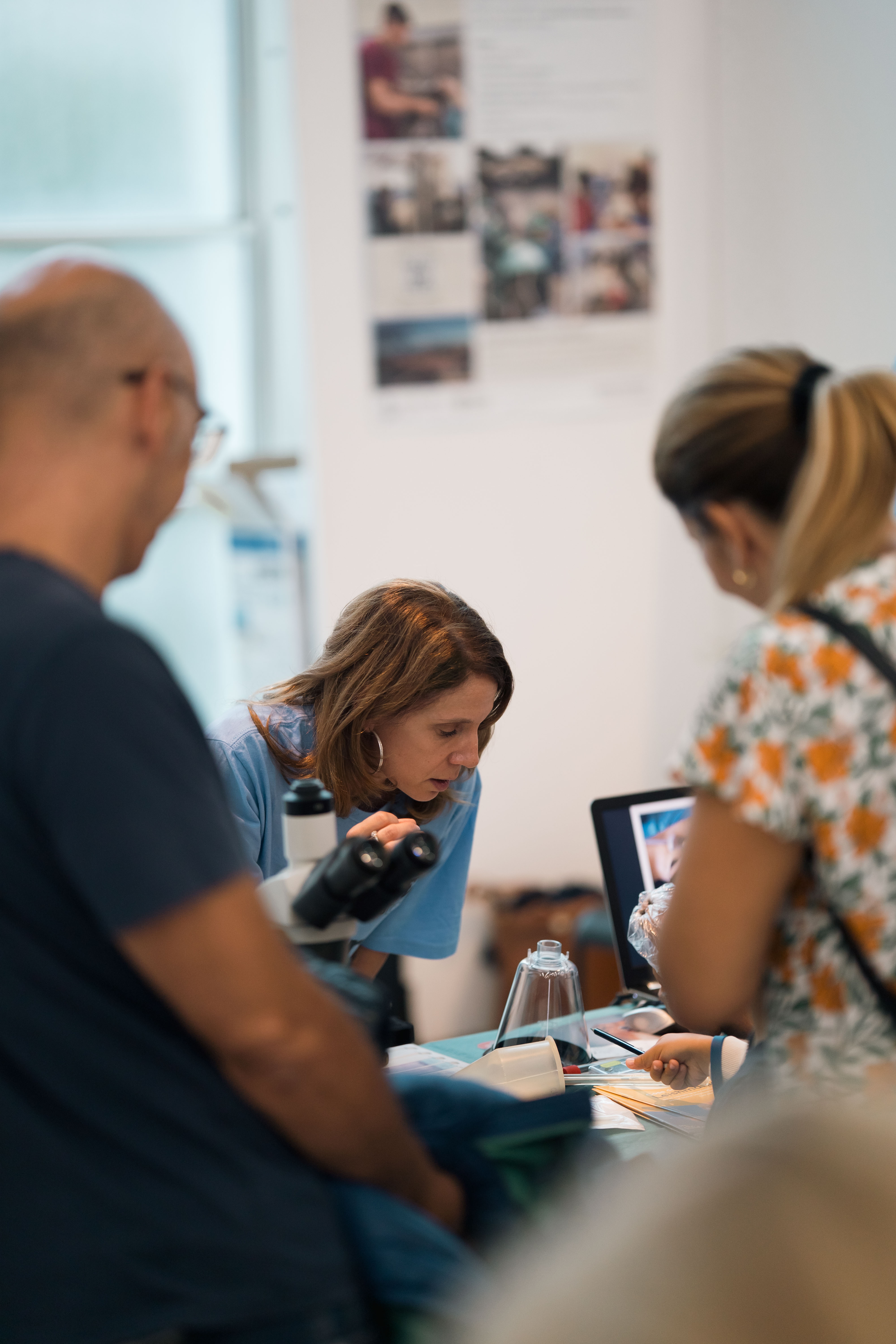 Docenti del Dipartimento di medicina veterinaria di Sassari spiegano le funzioni dell'Ospedale Didattico Veterinario durante la SHARPER- Notte europea dei ricercatori