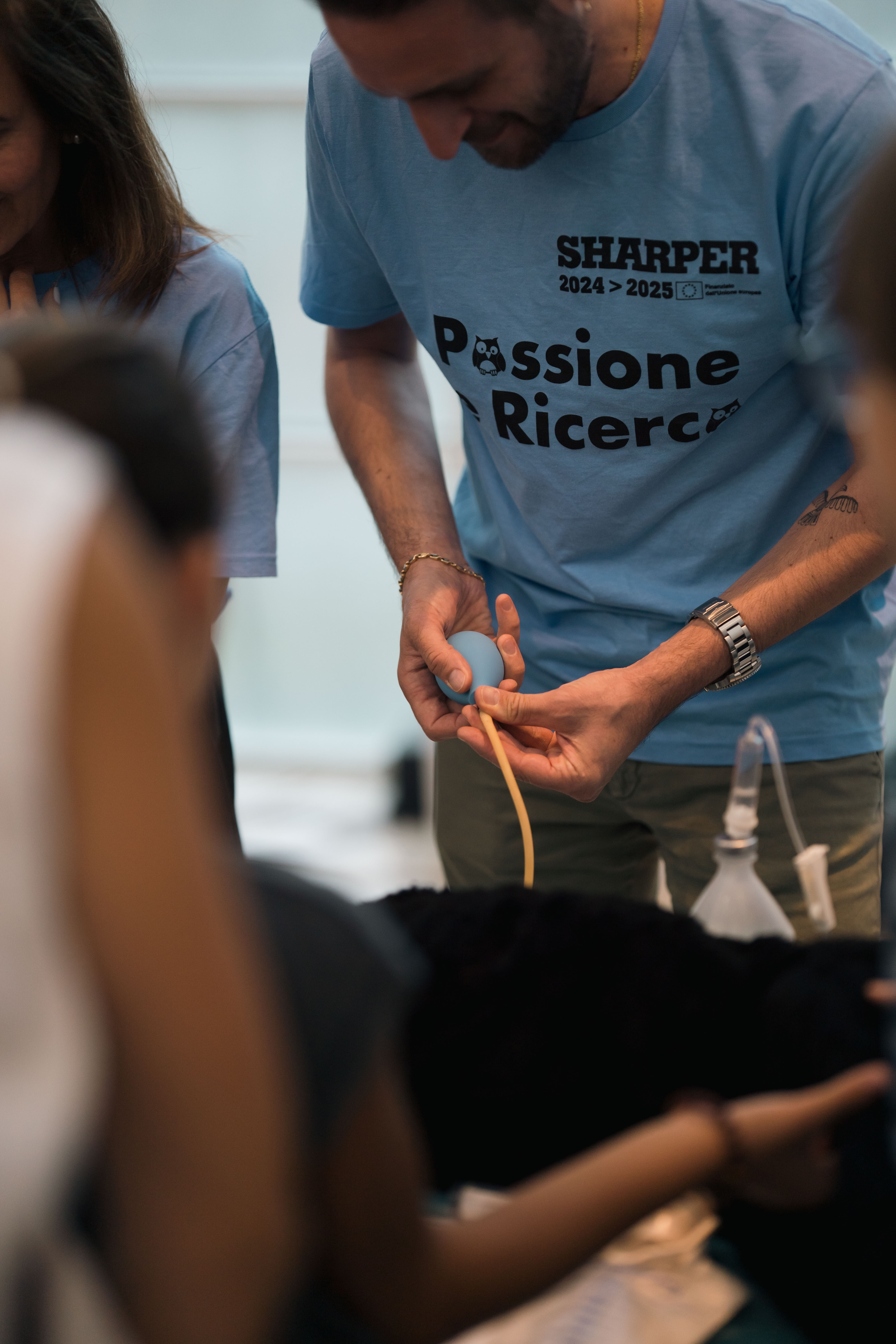 Docenti del Dipartimento di medicina veterinaria di Sassari spiegano le funzioni dell'Ospedale Didattico Veterinario durante la SHARPER- Notte europea dei ricercatori