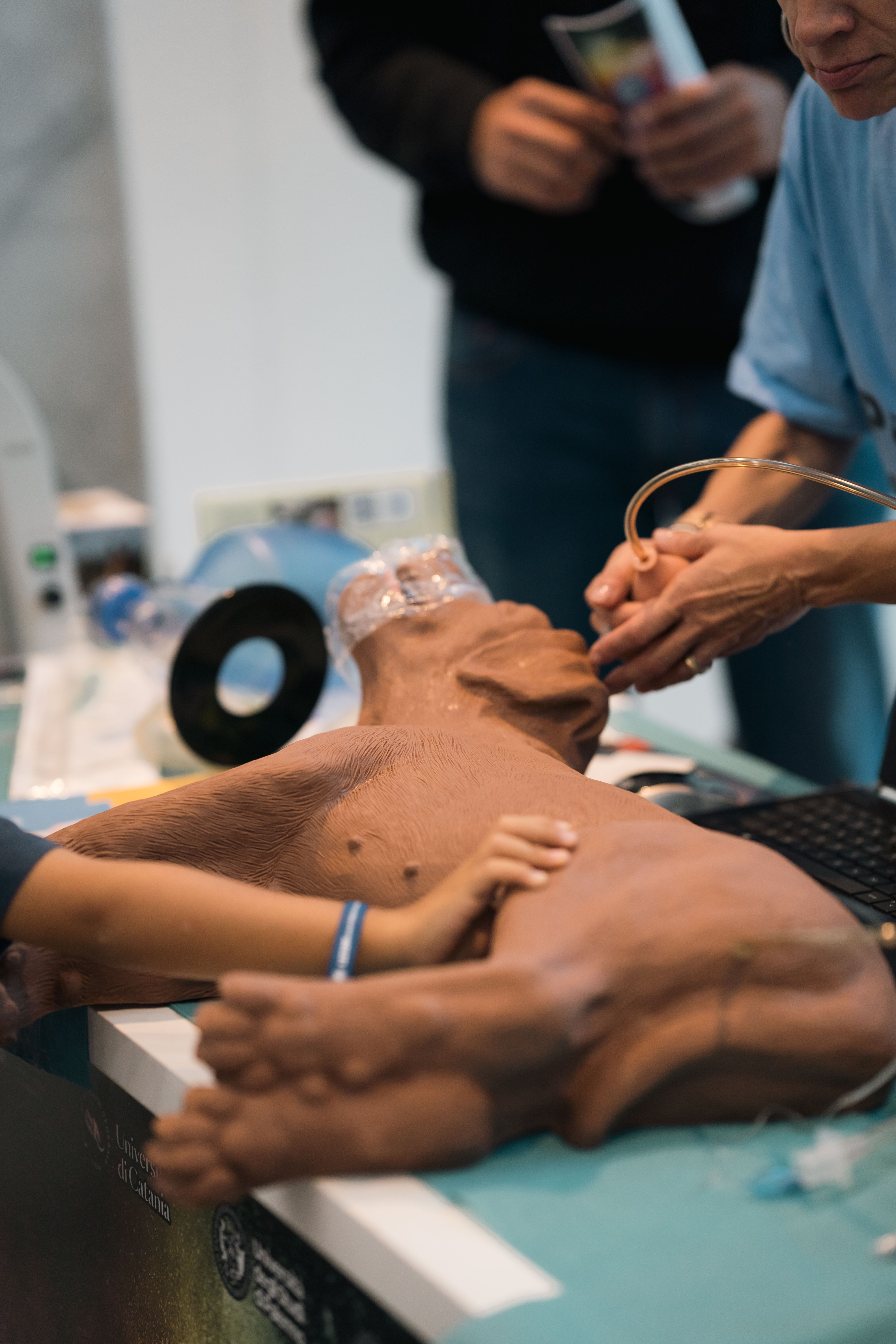 Docenti del Dipartimento di medicina veterinaria di Sassari spiegano le funzioni dell'Ospedale Didattico Veterinario durante la SHARPER- Notte europea dei ricercatori