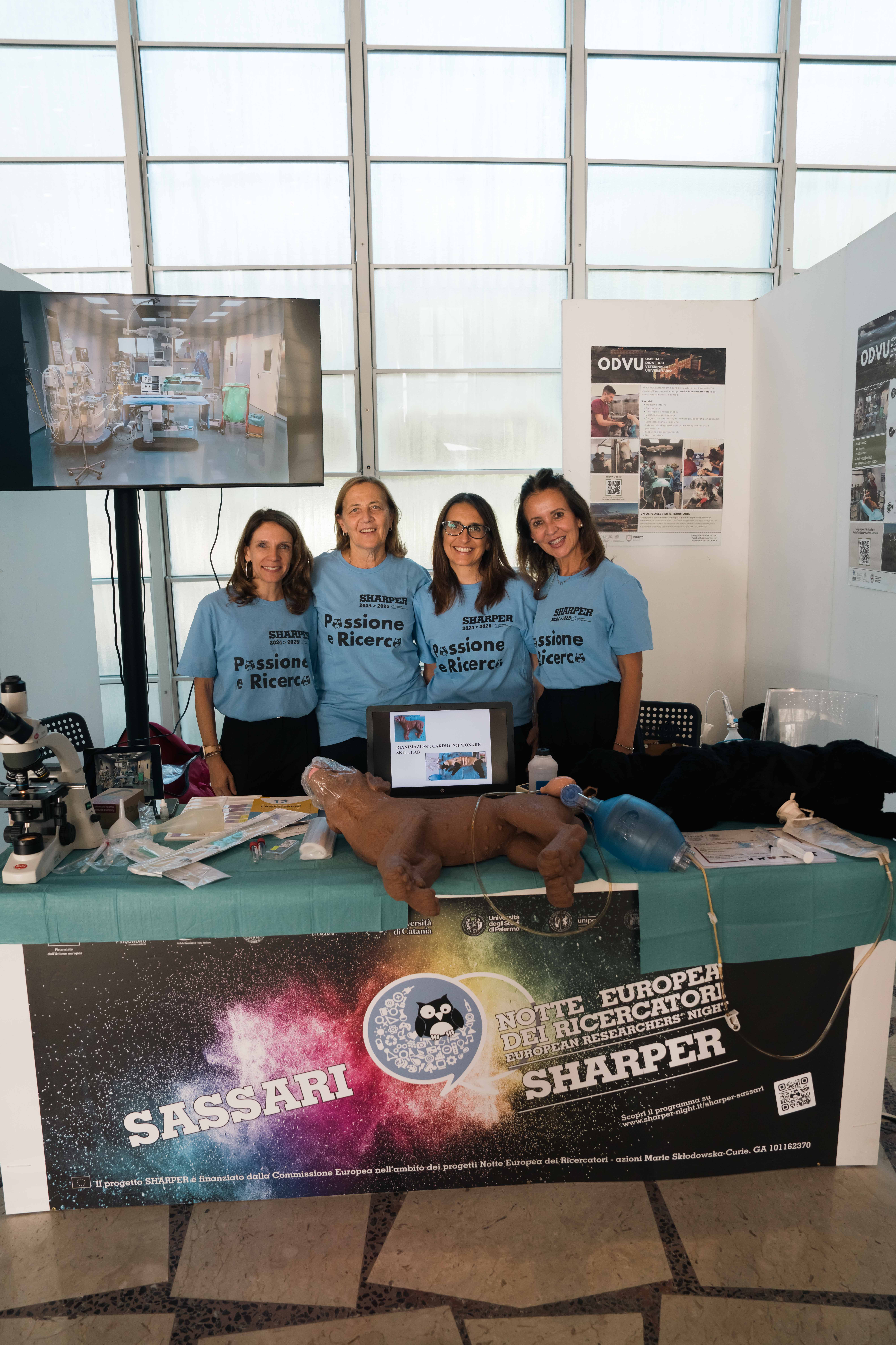 Docenti e staff del Dipartimento di medicina Veterinaria di Sassari durante la SHARPER - Notte Europea dei Ricercatori 2025