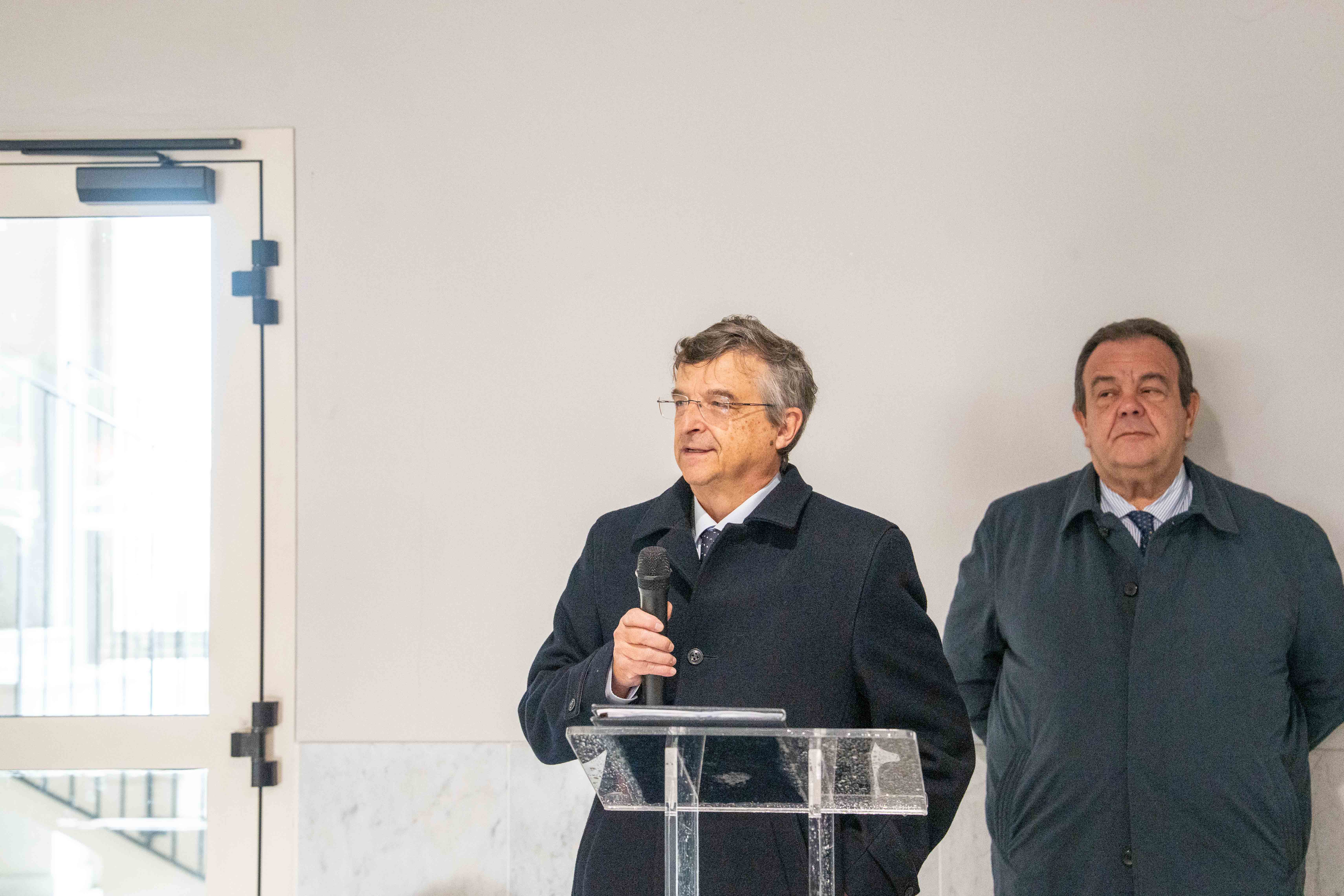 Il Direttore del dipartimento di Medicina Veterinaria durante la cerimonia di piantumazione di un ulivo dedicato a Rita Mazzette