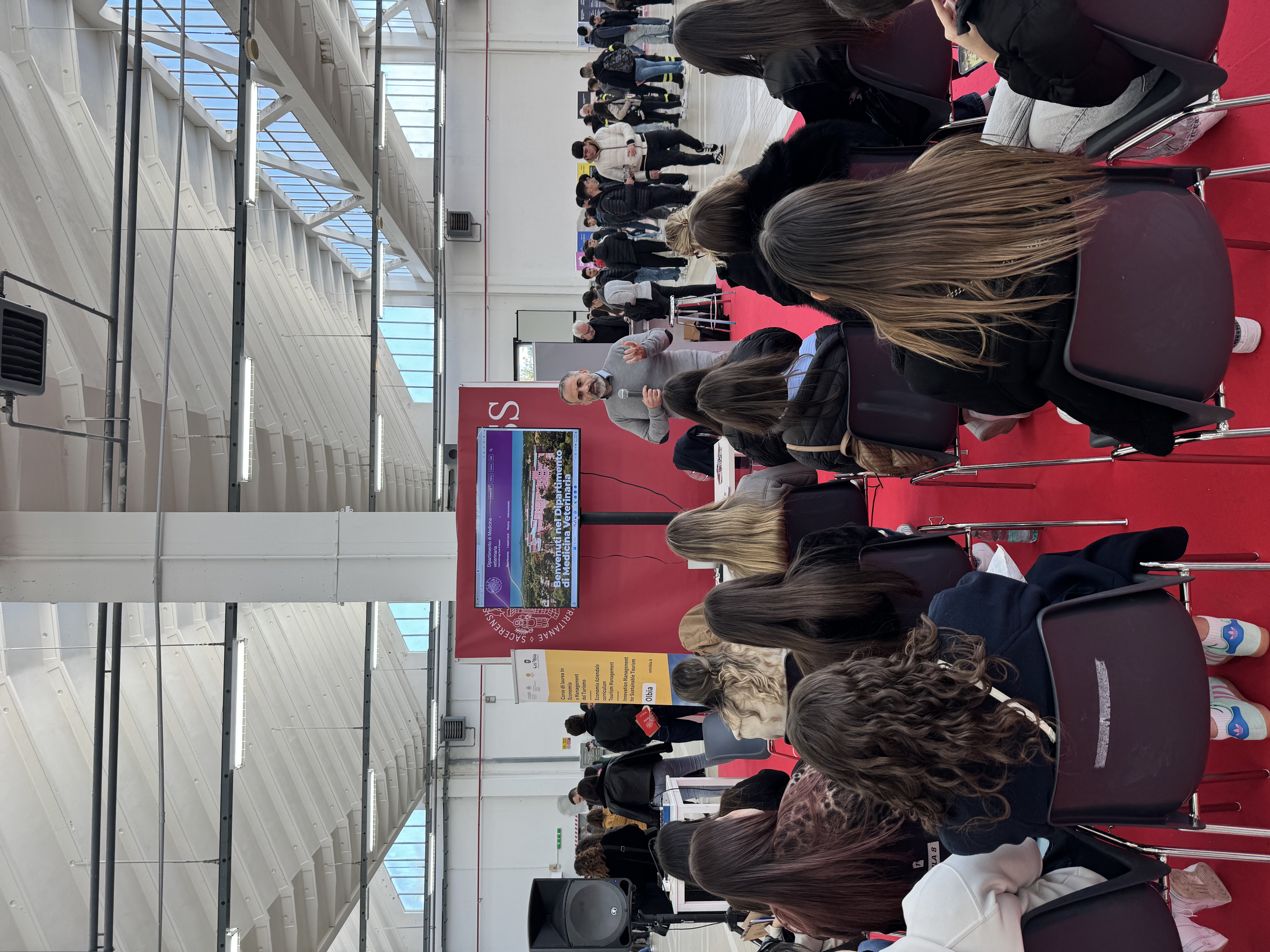 Momento della presentazione del Dipartimento di medicina Veterinaria fatta dal prof. Rocca durante il Salone dello Studente a dicembre 2026