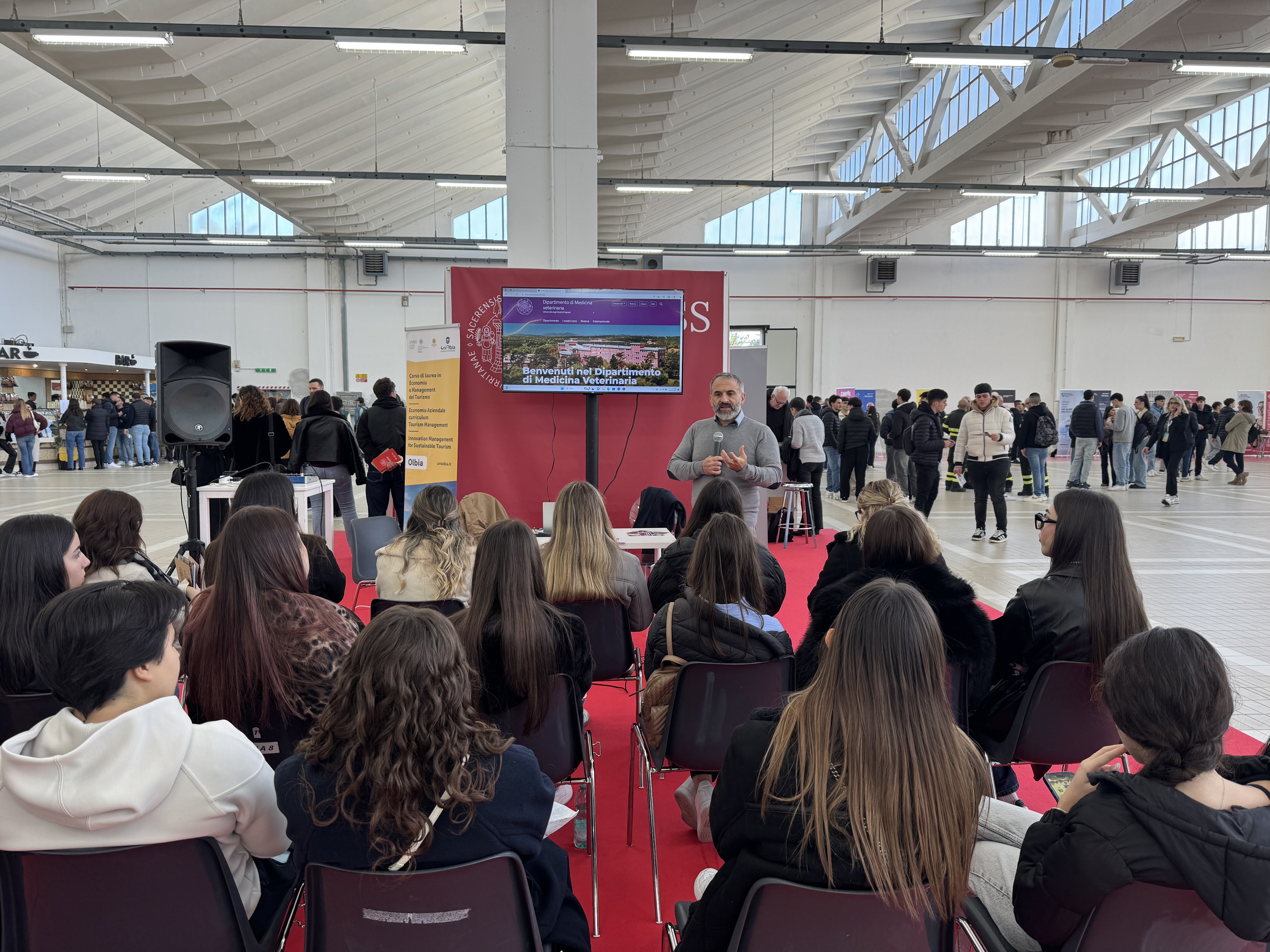 Momento della presentazione del Dipartimento di medicina Veterinaria fatta dal prof. Rocca durante il Salone dello Studente a dicembre 2026