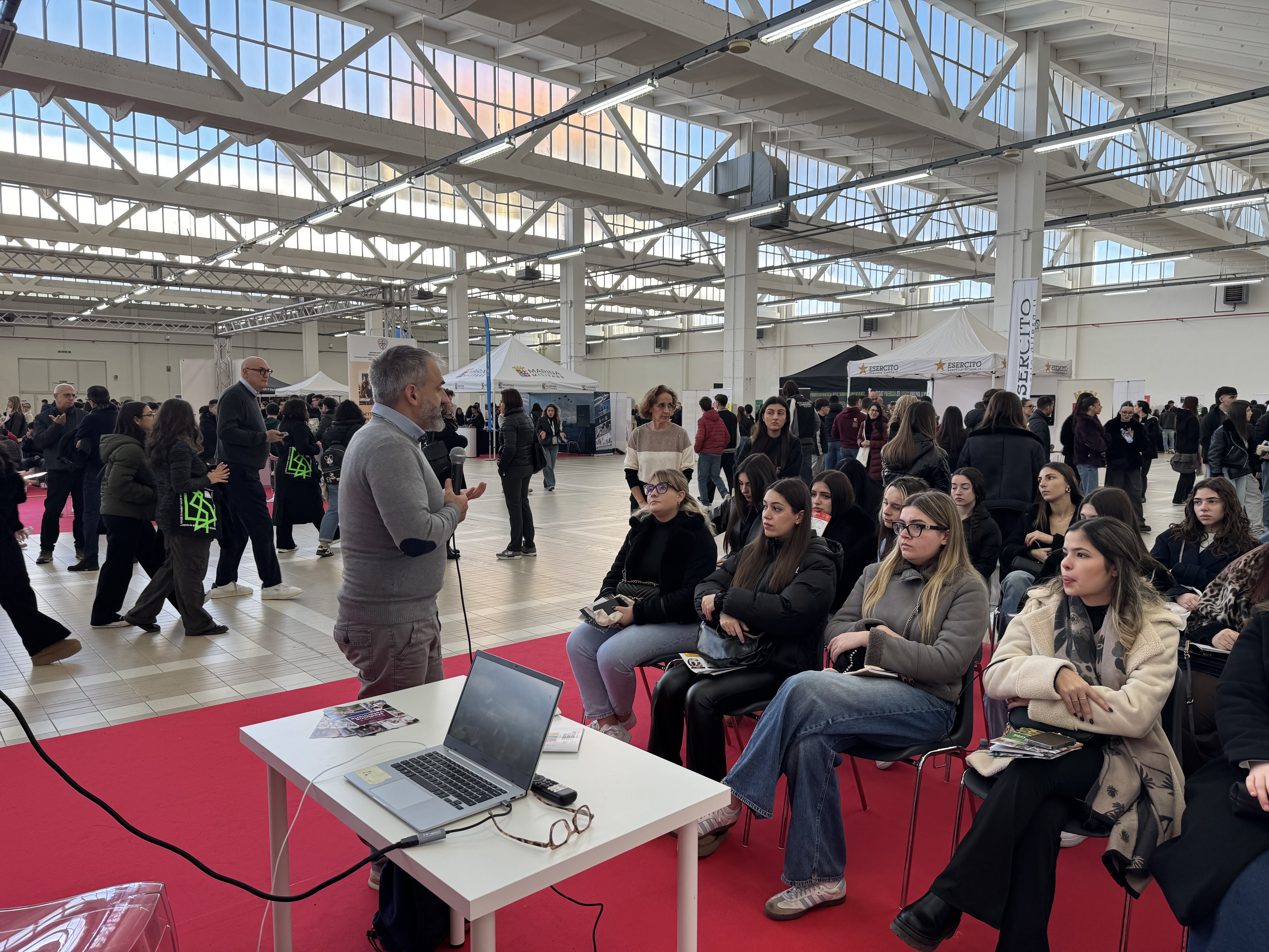 Momento della presentazione del Dipartimento di medicina Veterinaria fatta dal prof. Rocca durante il Salone dello Studente a dicembre 2026