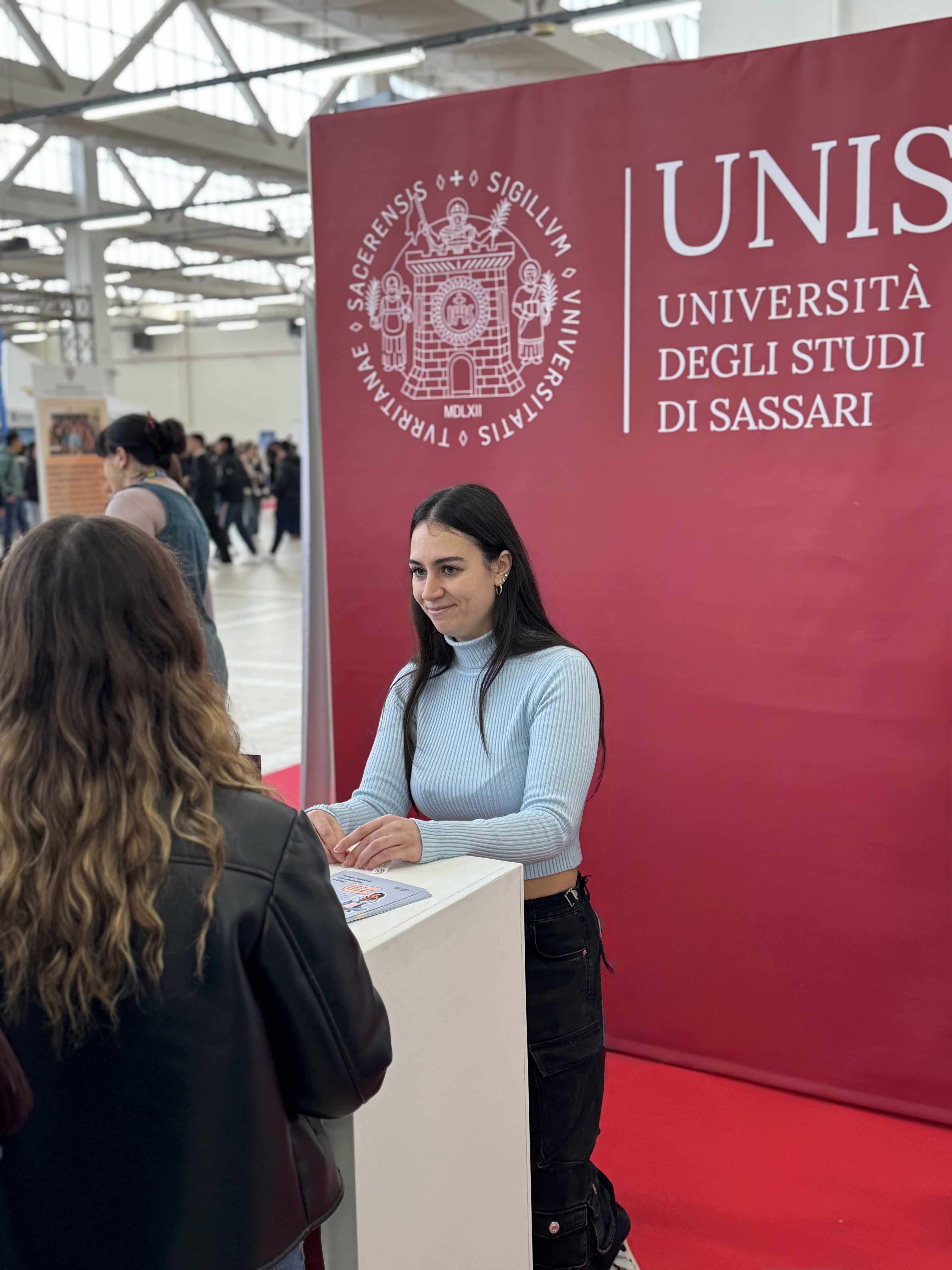 I tutor del Dipartimento di Medicina Veterinaria allo stand Uniss durante il Salone dello Studente