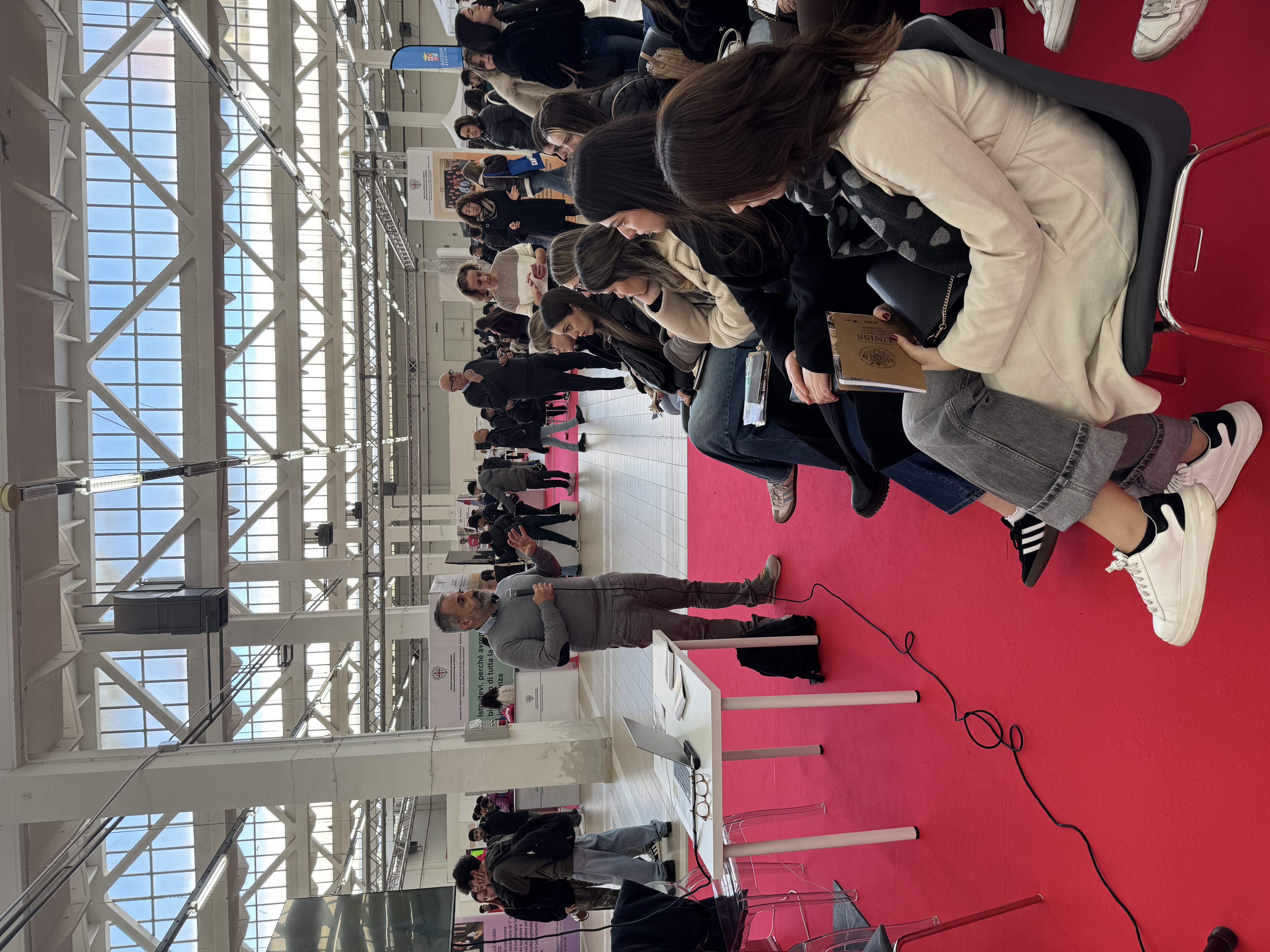 Momento della presentazione del Dipartimento di medicina Veterinaria fatta dal prof. Rocca durante il Salone dello Studente a dicembre 2026