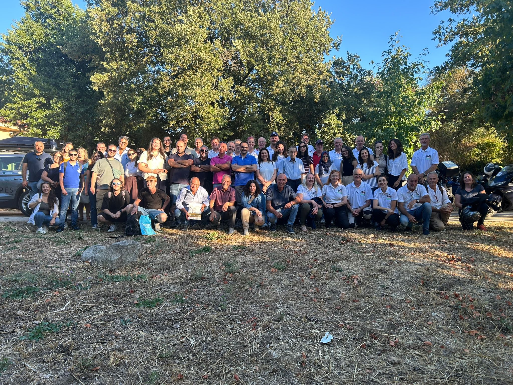Foto di gruppo dei partecipanti all'incontro Vets with Horsepower a Ortueri 