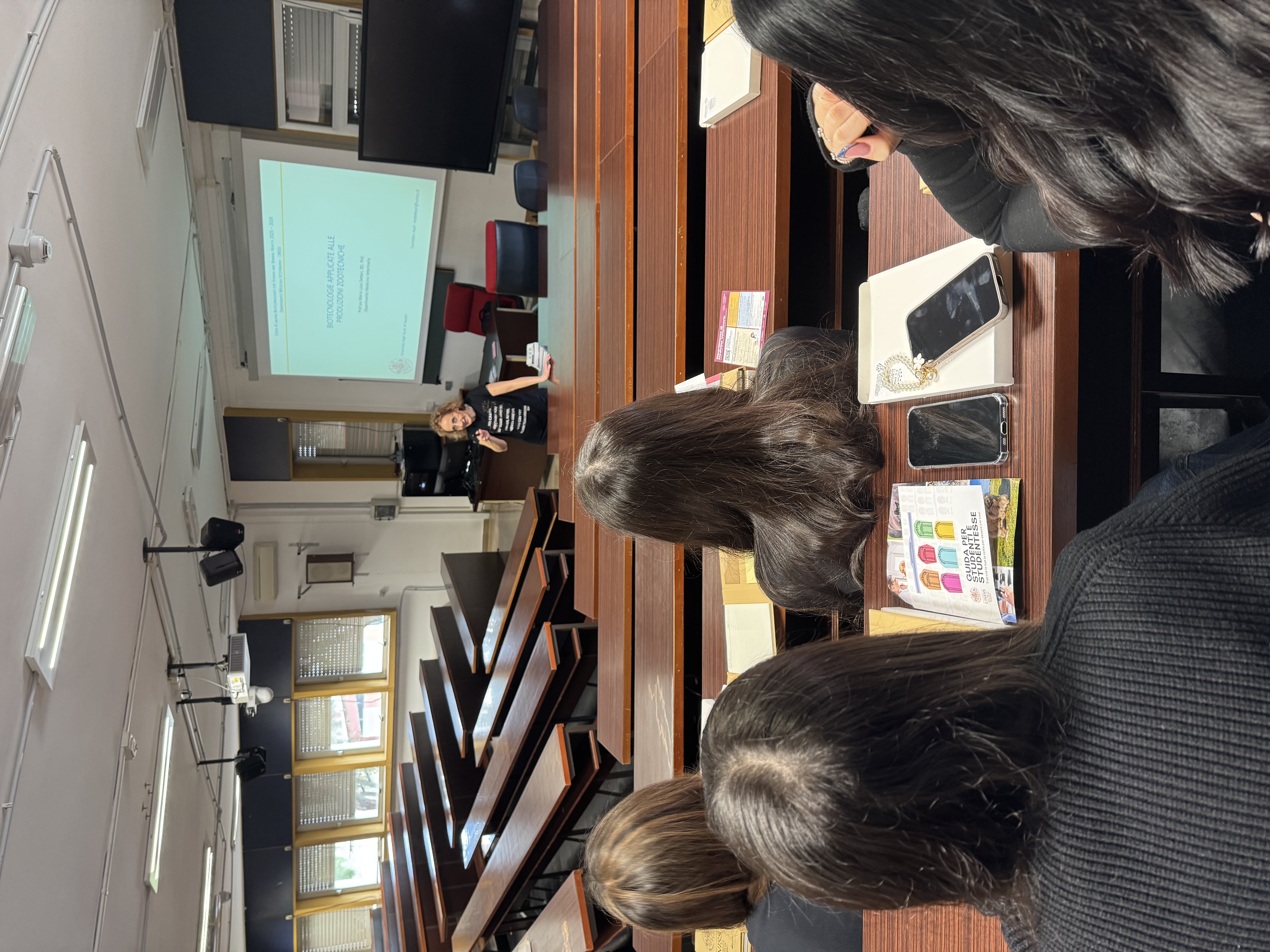 Studenti in aula al Dipartimento di Medicina Veterinaria di Sassari durante i corsi PNRR "Orientamento attivo nella transizione Scuola-Università”