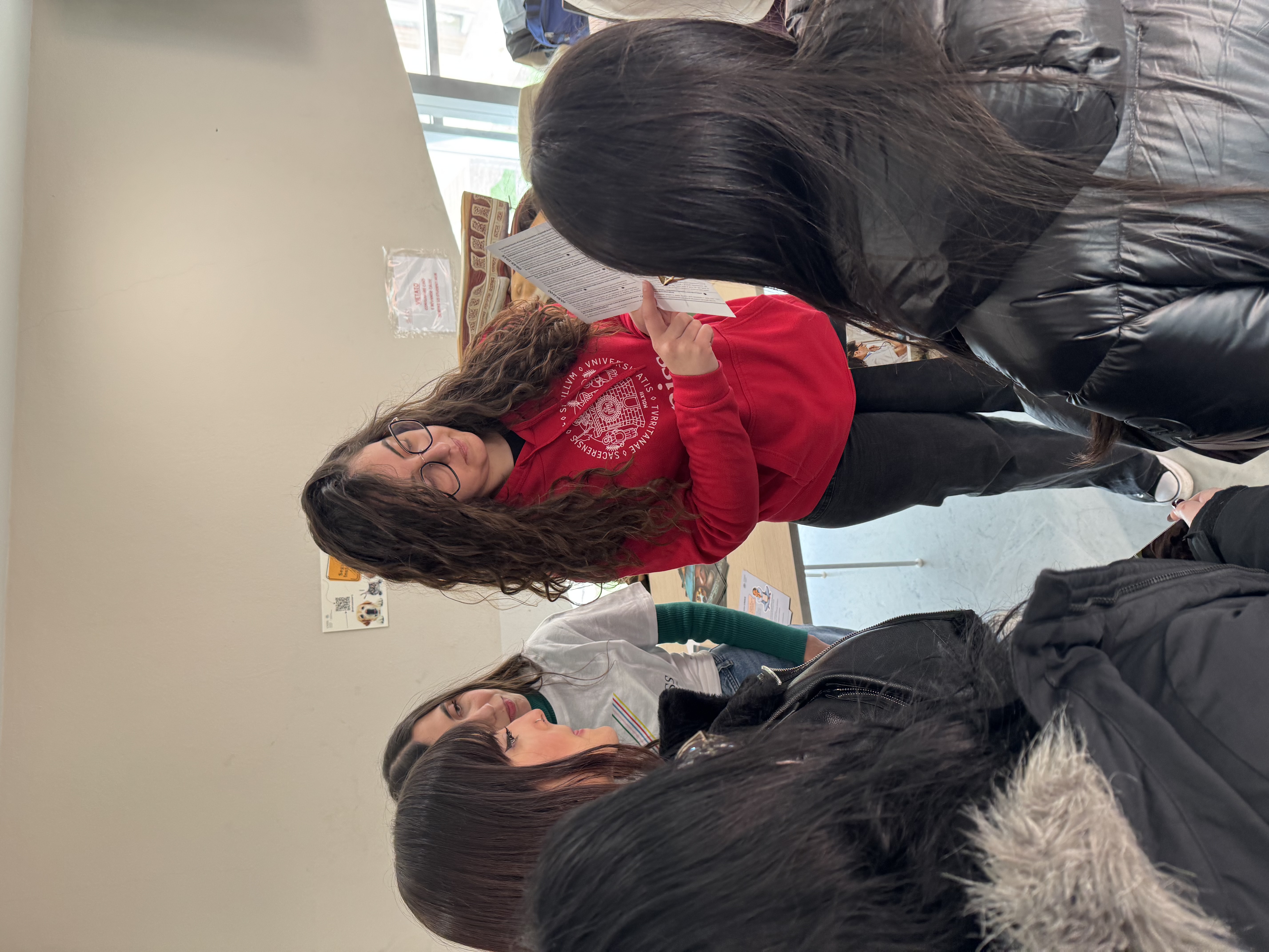 Studentessa del Dipartimento di Medicina veterinaria durante le Giornate dell'Orientamento 2026 mentre parla con alcune studentesse delle scuole superiori