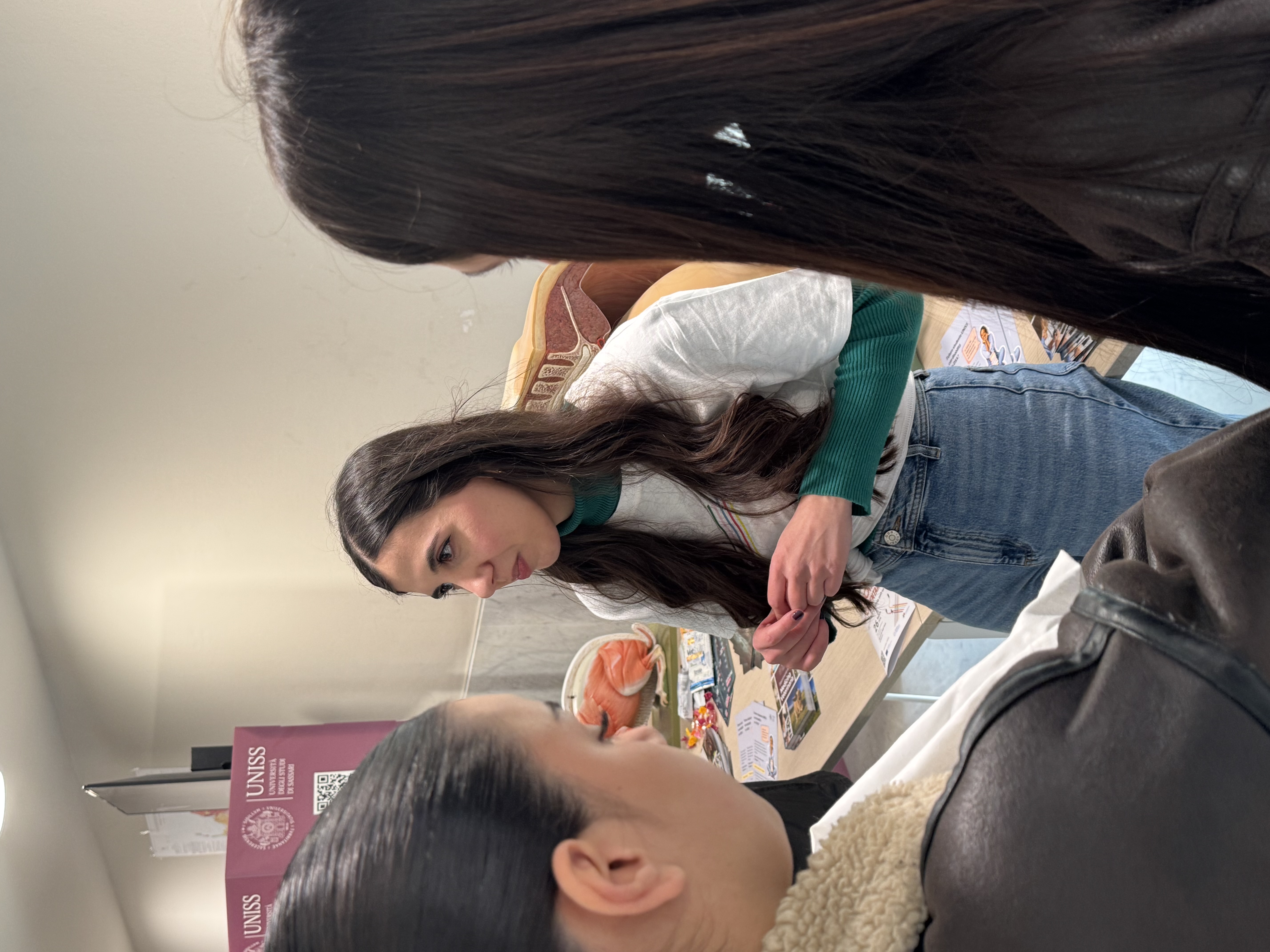 Studentessa del Dipartimento di Medicina veterinaria durante le Giornate dell'Orientamento 2026 mentre parla con alcune studentesse delle scuole superiori