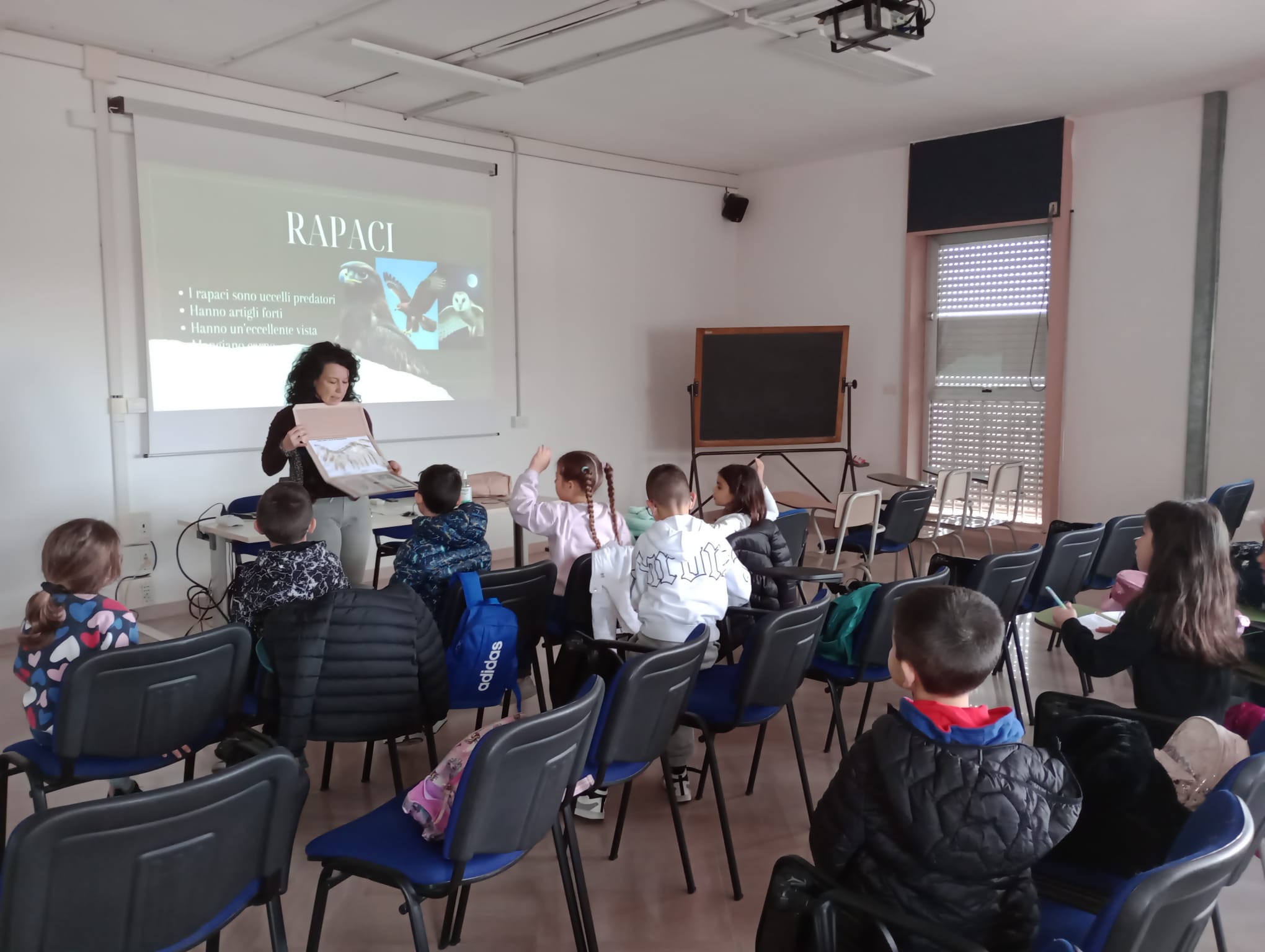 Lezione sui rapaci con studenti della scuola primaria durante la visita al Dipartimento di Medicina Veterinaria di Sassari.
