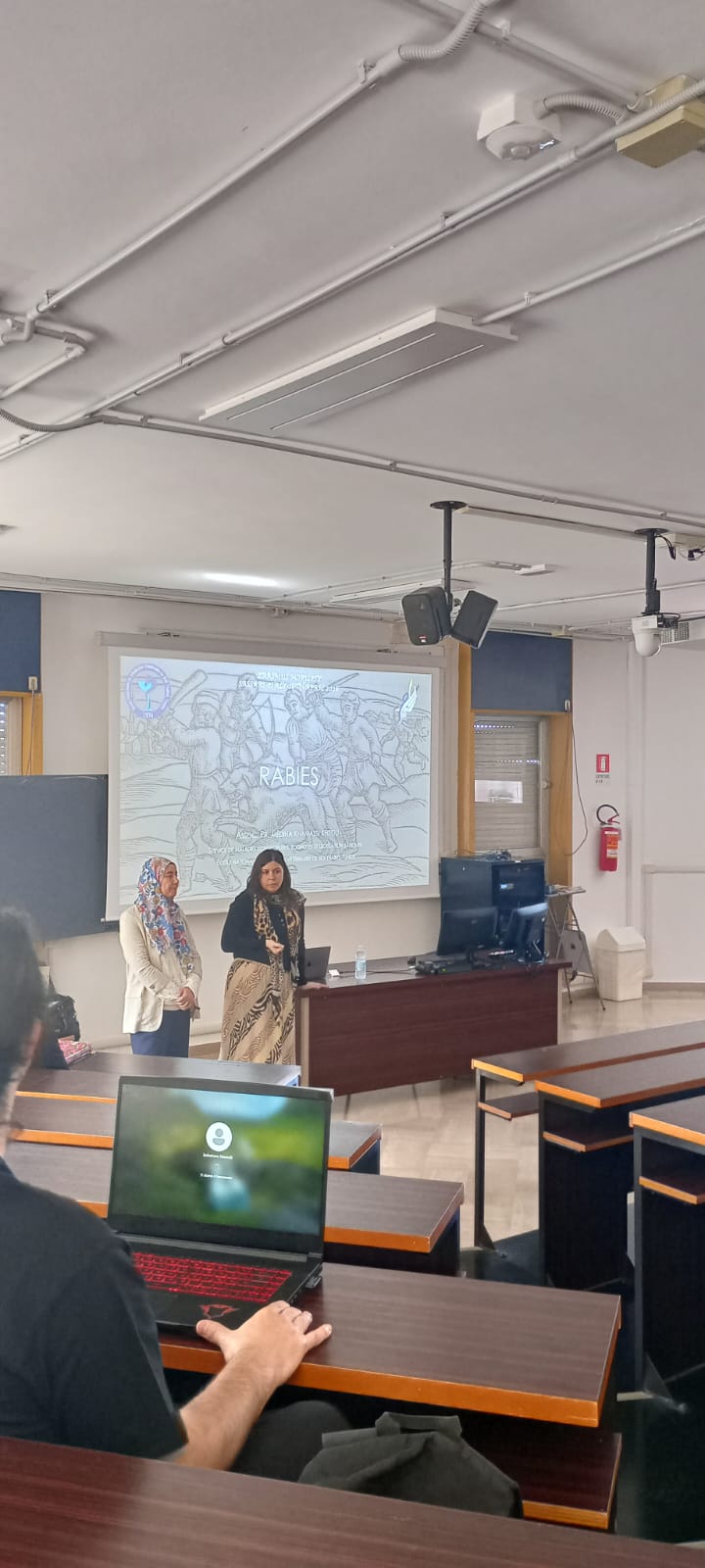 Due relatrici presentano un intervento in aula universitaria