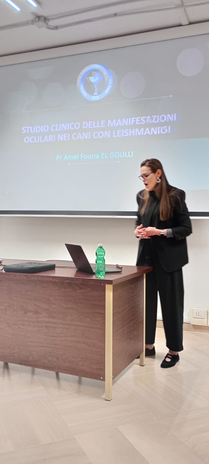 Relatrice durante una presentazione scientifica in aula sullo studio clinico delle manifestazioni oculari nei cani con leishmaniosi.