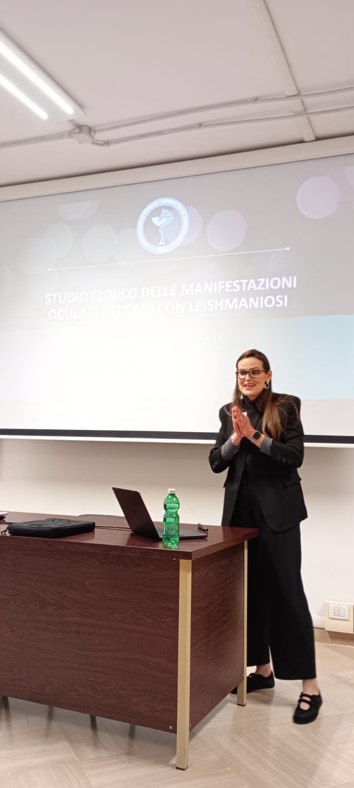 Relatrice durante una presentazione scientifica in aula sullo studio clinico delle manifestazioni oculari nei cani con leishmaniosi