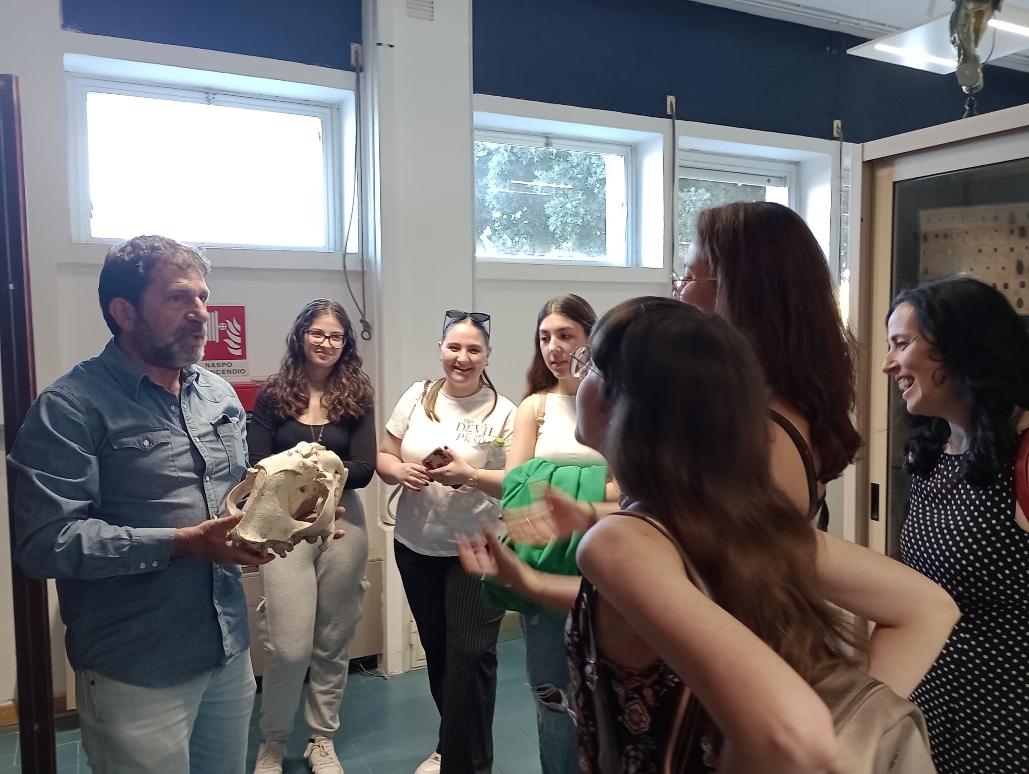 Studenti e studentesse partecipano alla visita guidata tra le collezioni del Museo della Balena del DMV.