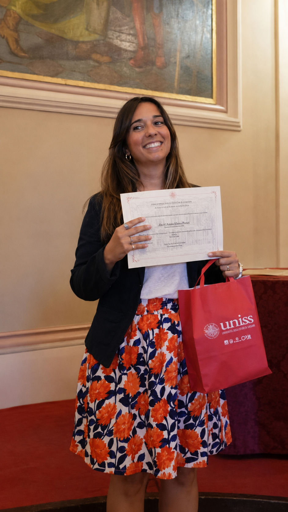 La Dottoressa Ilaria Fozzi mostra l'attestato durante la "Giornata del Dottorato 2026"dell’Università di Sassari.
