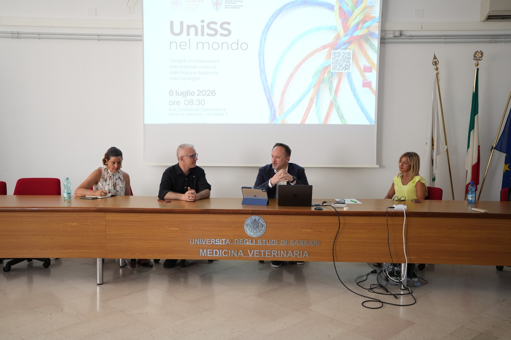 Relatori al tavolo durante l’evento “UniSS nel mondo” ospitato dal Dipartimento di Medicina Veterinaria dell’Università di Sassari.