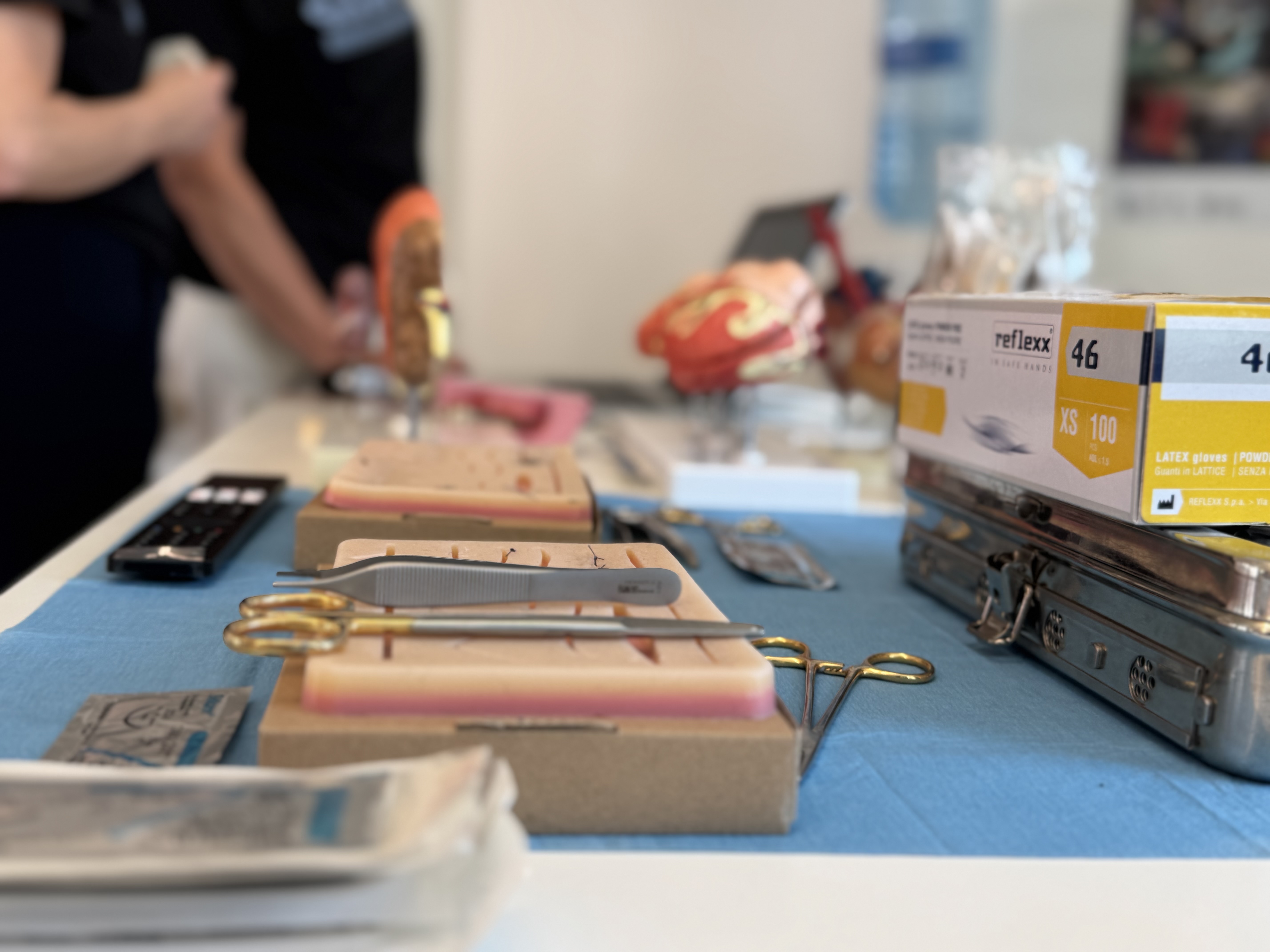 Primo piano di pinze e altri strumenti chirurgici appoggiati su supporti per esercitazioni, allo stand dell’ODVU durante la Sharpre 2026 a Sassari