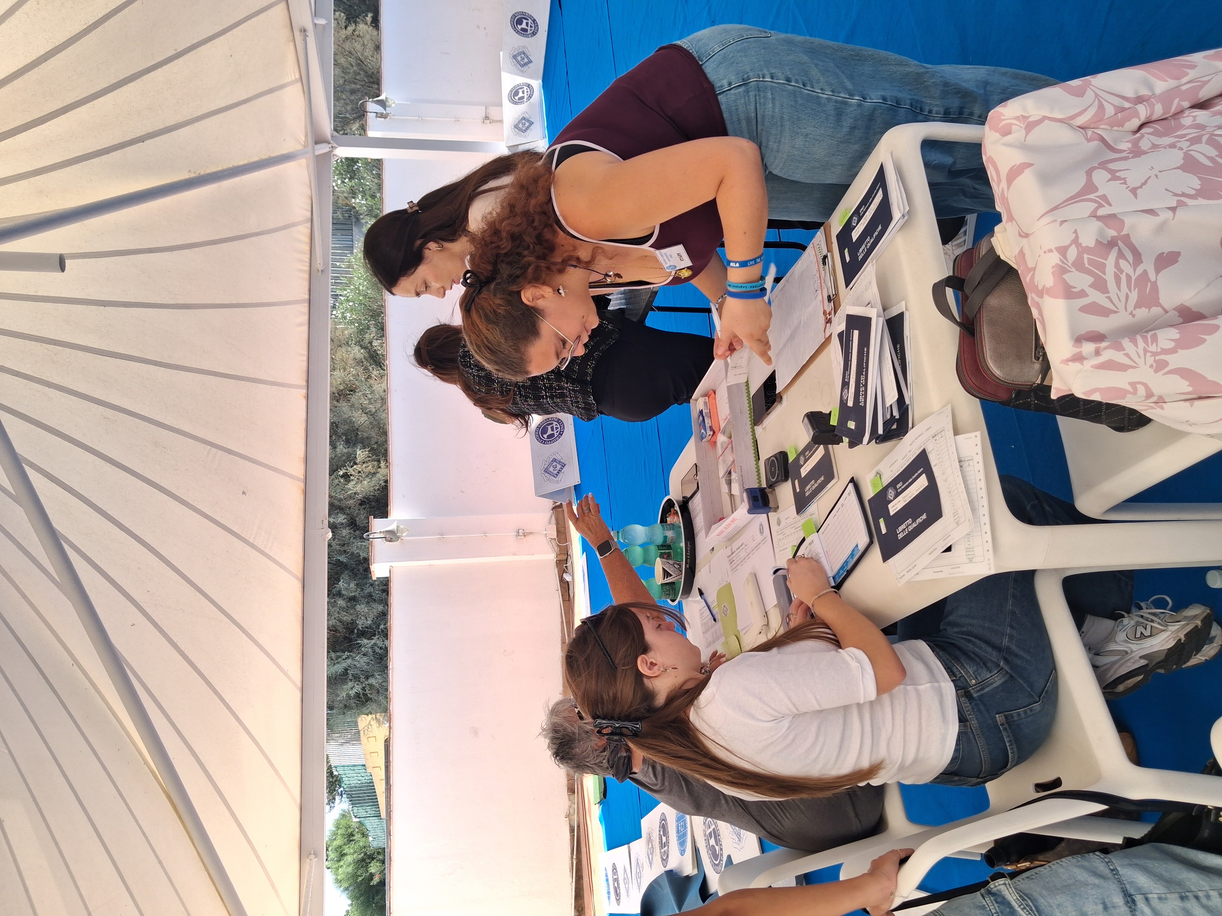Studentesse di VetSassari compilano e consultano la documentazione al tavolo degli assistenti di ring durante l’Expo internazionale canina.