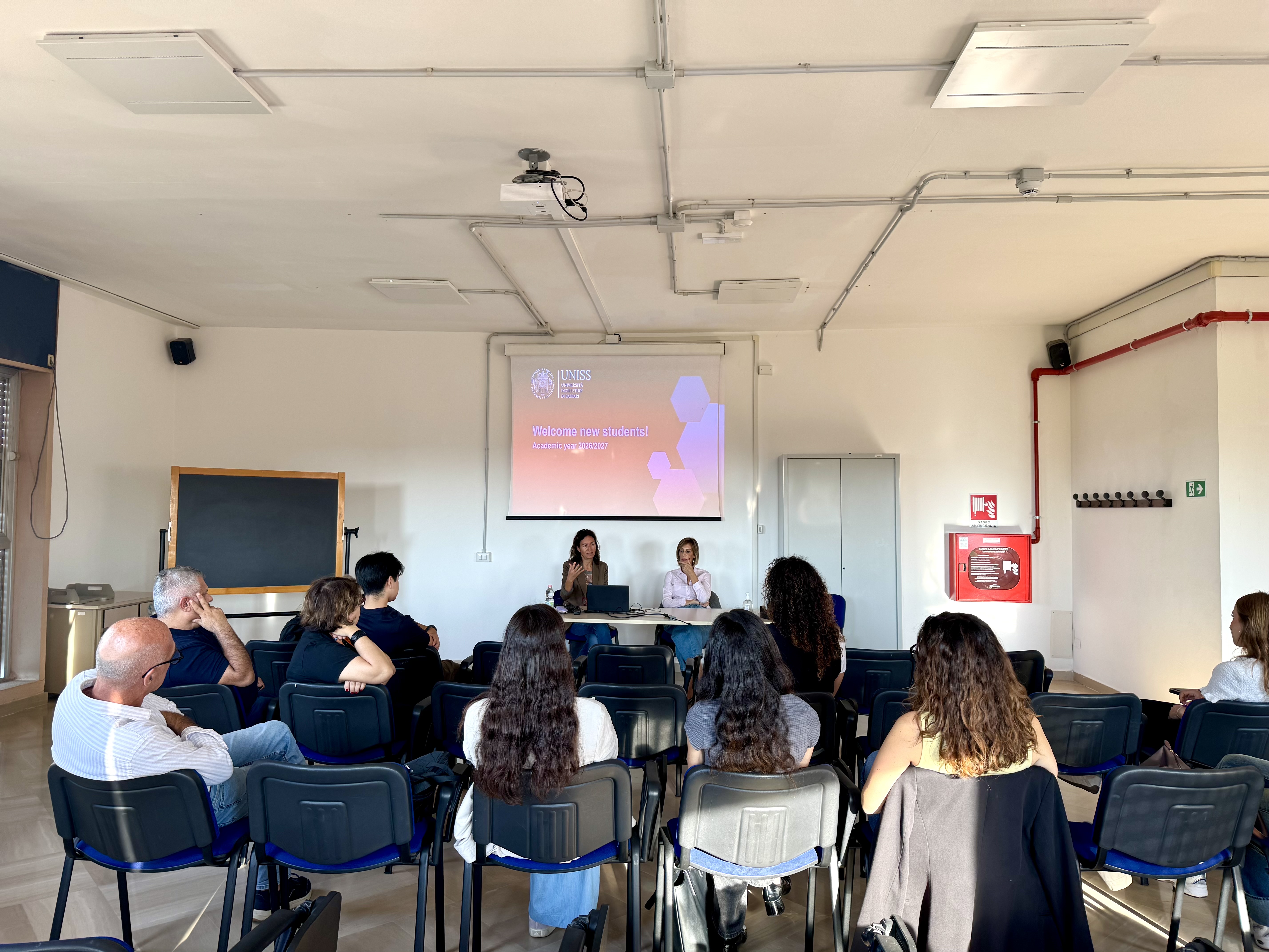 Vista dell’aula durante il Welcome Day di Biotechnology for Human and Animal Health, con i partecipanti seduti e la slide «Welcome new students! Academic year 2026/2027» proiettata sullo schermo.