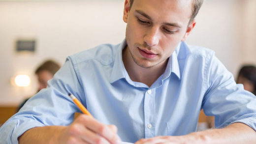 Studente che svolge un esame scritto all'università