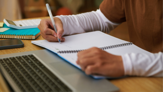 Studente che svolge un esame scritto all'università