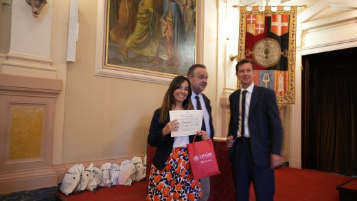 La dottoressa Ilaria Fozzi mostra l'attestato ricevuto durante "La giornata del dottorato 2026" dell’Università di Sassari.