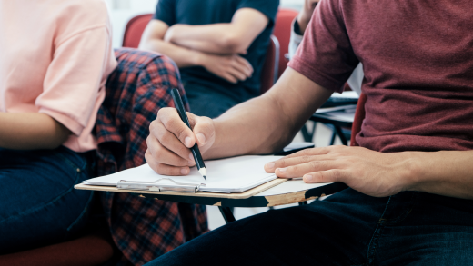 Studenti seduti nei banchi all'università