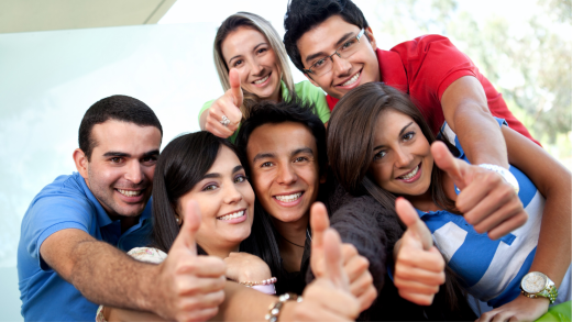 gruppo di studenti e studentesse felici