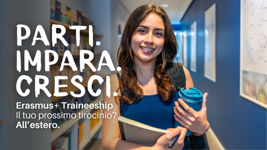 Giovane studentessa con zaino, quaderno e borraccia in un corridoio universitario. Sulla grafica compare il testo: “Parti. Impara. Cresci. Erasmus+ Traineeship. Il tuo prossimo tirocinio? All’estero.”
