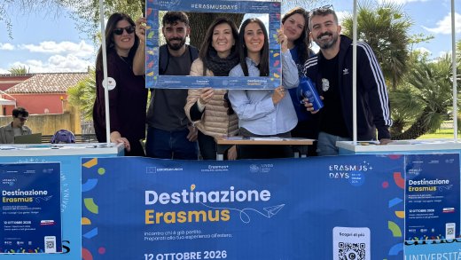 Sei partecipanti posano sorridenti con una cornice fotografica degli Erasmus Days, dietro il banner di Destinazione Erasmus.
